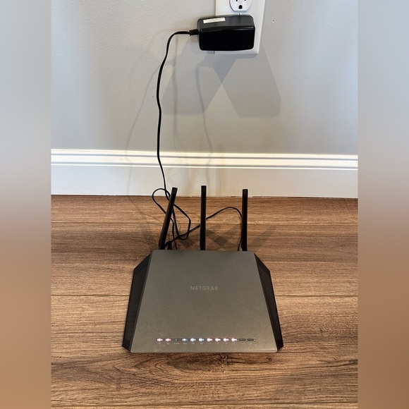 Netgear Nighthawk Wi-Fi Router R7000 AC1900 Black - Picture 4 of 5